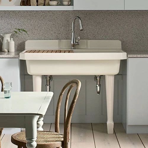 Laundry Tub Backsplash / Functional Utility Sink Backsplash Idea Chica